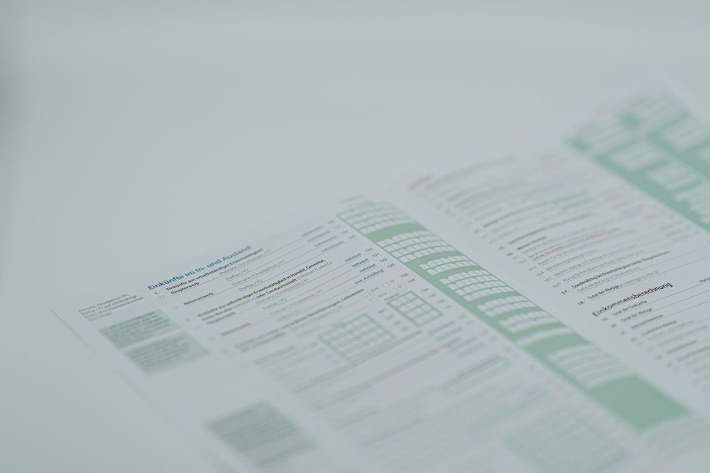 A German tax return form with sections for income and deductions.
